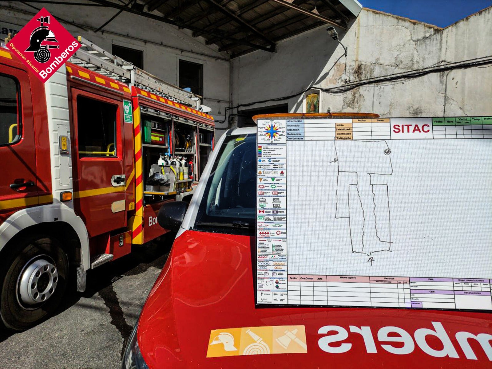 Los camiones de bomberos durante la actuación en el incendio