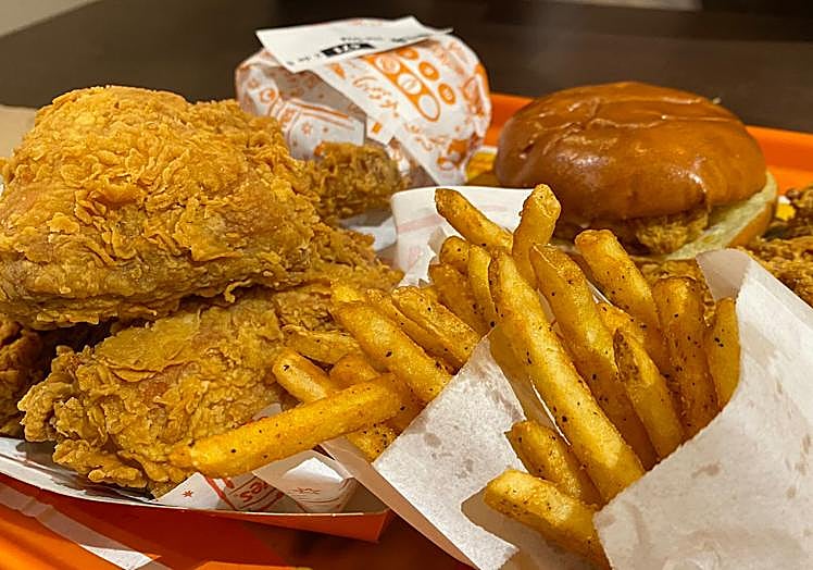 Imagen principal - Popeyes, los líderes del pollo dorado aterrizan en Alicante