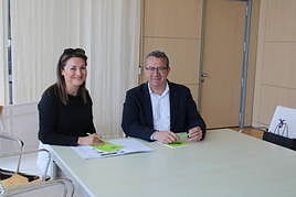 El alcalde de Benidorm (derecha) junto a la responsable de UNED en la ciudad.