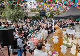 Centenares de vecinos de los tres municipios no han querido faltar a la cita con el santo