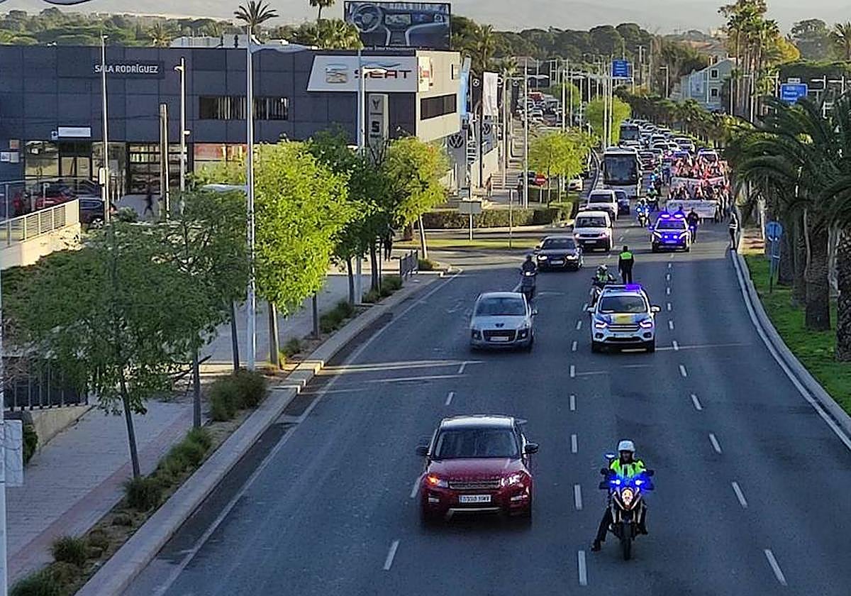 Tráfico y retenciones en la avenida de Denia provocadas por la manifestación