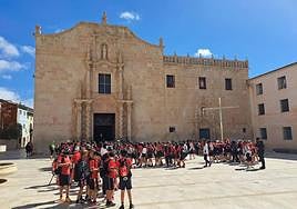 Los escolares, a las puertas del Caserío de la Santa Faz, este lunes.