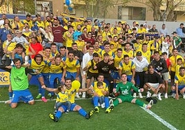 Celebración de la victoria del Orihuela ante el Torrent