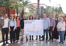 Joan Baldoví, Aitana Mas y Rafa Mas, entre otros cargos de Compromís, presentan su modelo de transporte.