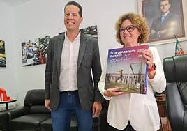 El alcalde de Elda, Rubén Alfaro, y la consellera de Innovación, Josefin Bueno, con un ejemplar del centenario del Eldense.