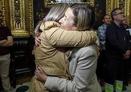 Las síndicas Mari Carmen Sánchez y Lidia López se abrazan tras la prueba de las llaves.