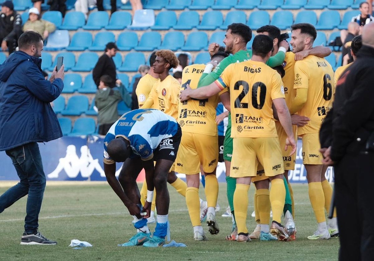 El Olot celebra la victoria en el Rico Pérez a espaldas de Jean Paul