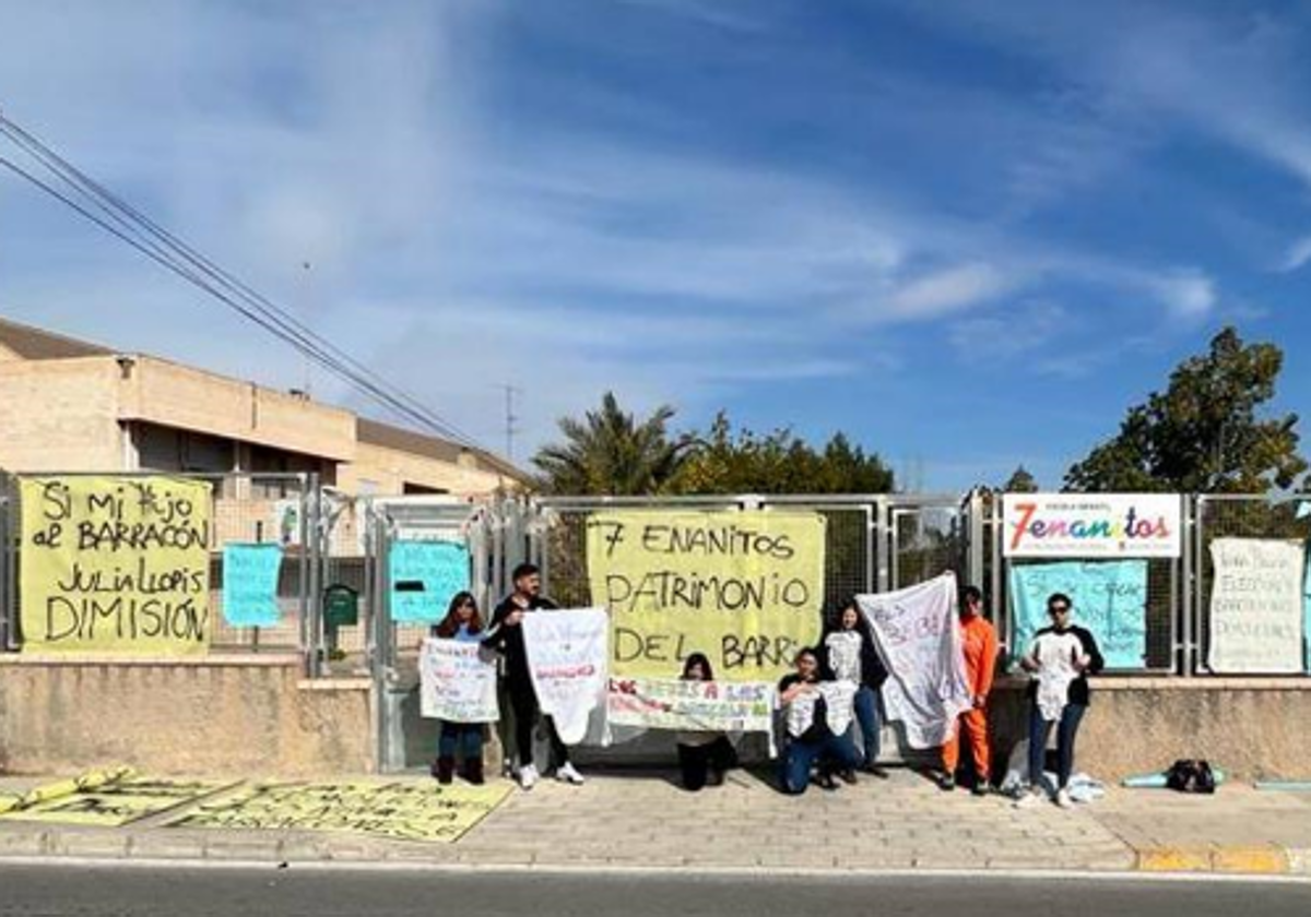 Protesta de padres en la escuela infantil 'Siete Enanitos'.