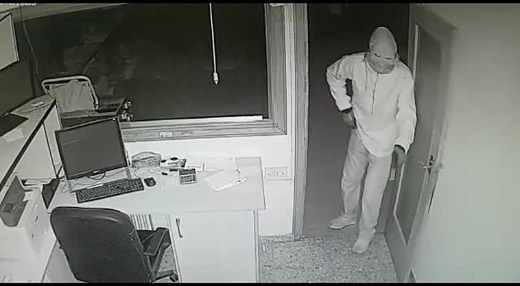 Imágenes del robo del hombre enmascarado a lo 'Saw'