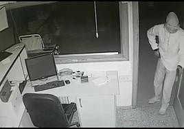 Imágenes del robo del hombre enmascarado a lo 'Saw'