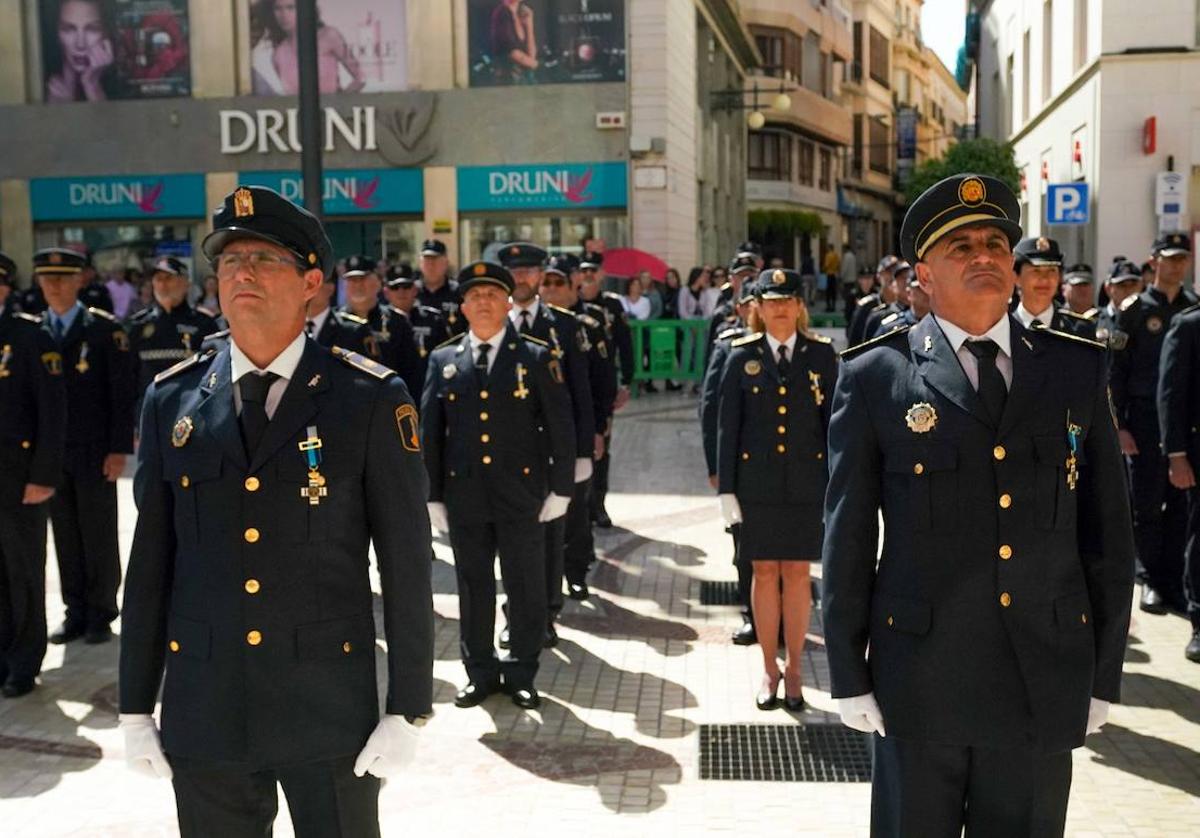 Varios de los 145 agentes que han acudido el acto de condecoración en Elche por parte de la Generalitat