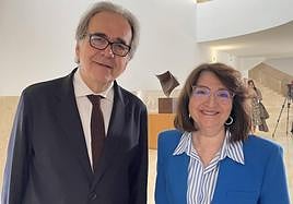 El ministro de Universidades Joan Subirats junto a la rectora Amparo Navarro.