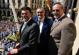El alcalde, Luis Barcala, con el concejal de Fiestas, Manuel Jiménez, y el presidente de la Semana Santa, Alfredo Llopis.