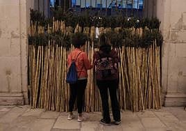 Las primeras peregrinas llegan a la concatedral de San Nicolás para recoger sus cañas para iniciar el camino.