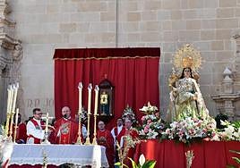 El obispo Munilla oficia la Eucaristía de la Santa Faz.