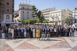 Mazón junto a todo su equipo este jueves en Valencia.