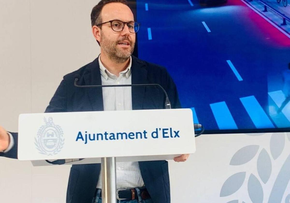 El Ayuntamiento de Elche estudia las necesidades de conservación del Palmeral para que sea «milenario»