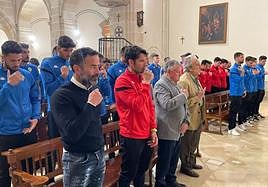 Los técnicos y jugadores del Hércules se santiguan en el monasterio de la Santa Faz.
