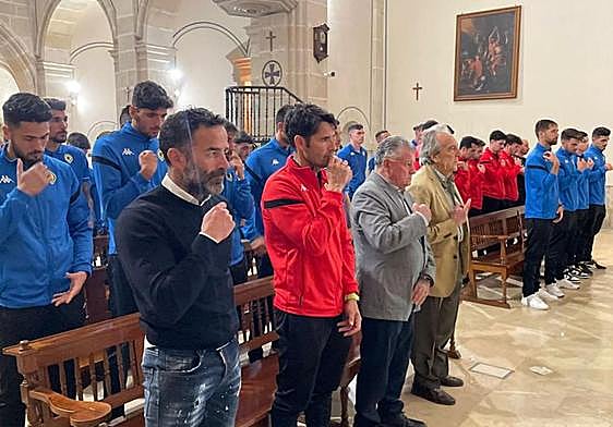 Los técnicos y jugadores del Hércules se santiguan en el monasterio de la Santa Faz.