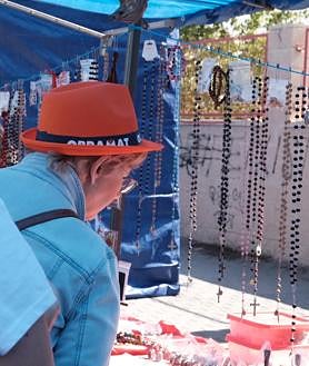Imagen secundaria 2 - Rosarios y medallas en los puestos del mercadillo