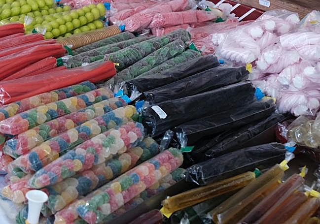 A la derecha los palos de caramelo tradicionales de Santa Faz