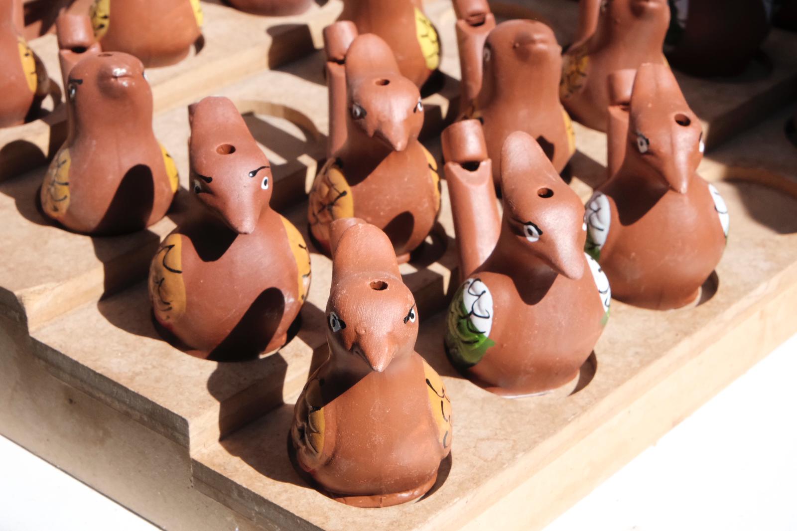 'Xiulets' decorados con alas y ojos