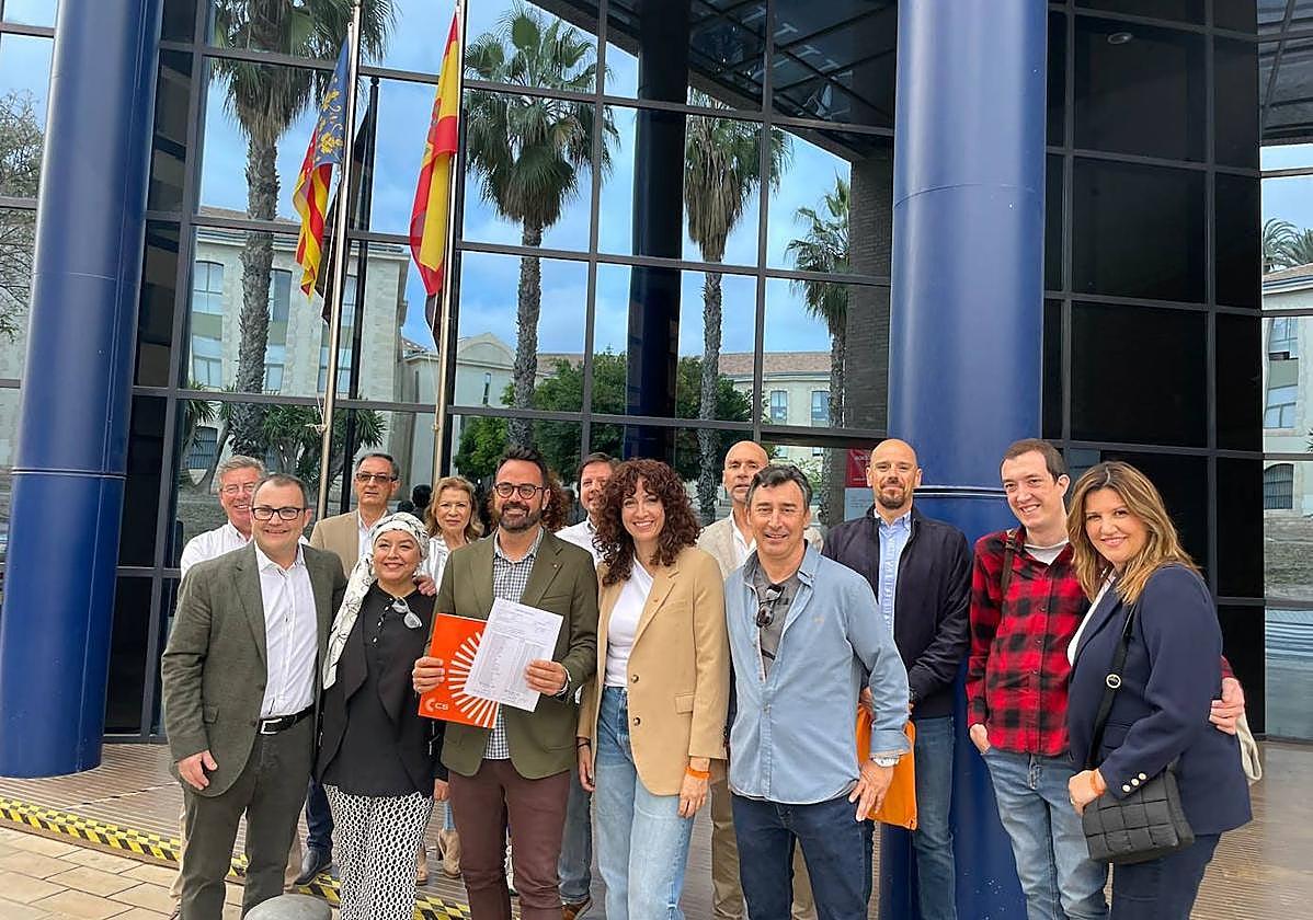 El candidato de Ciudadanos a la alcaldía, Adrián Santos, en la presentación de su lista.