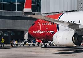 Un avión de Norwegian en el aeropuerto de Alicante-Elche.