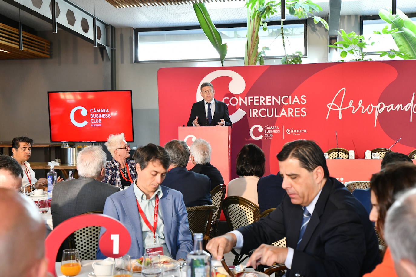 El presidente de la Generalitat se reúne con el empresariado alicantino en Sant Joan d&#039;Alacant