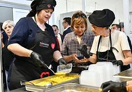 Voluntarias trabajan en el envasado de platos de arroz
