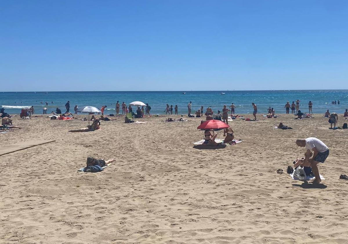 Bañistas disfrutan en las playas de Alicante