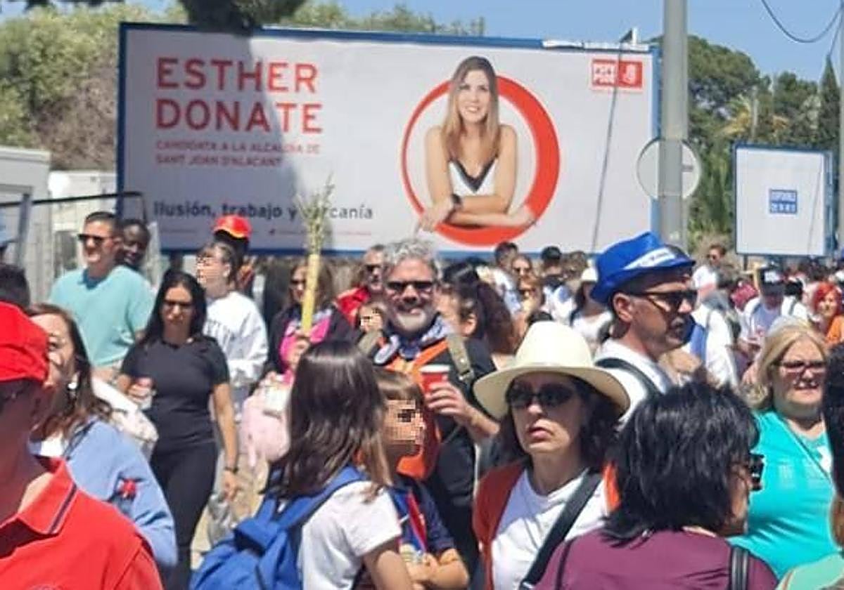 El cartel que el PSOE tenía que haber retirado, durante el día de Santa Faz.