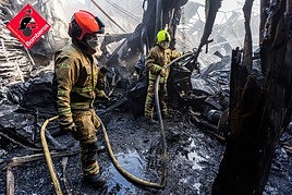 Los bomberos de Alicante trabajando para extinguir el incendio.