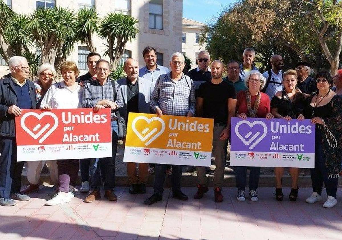 Candidatos de Unidas Podemos en la puerta de los juzgados de Benalúa, antes de registrar la candidatura.