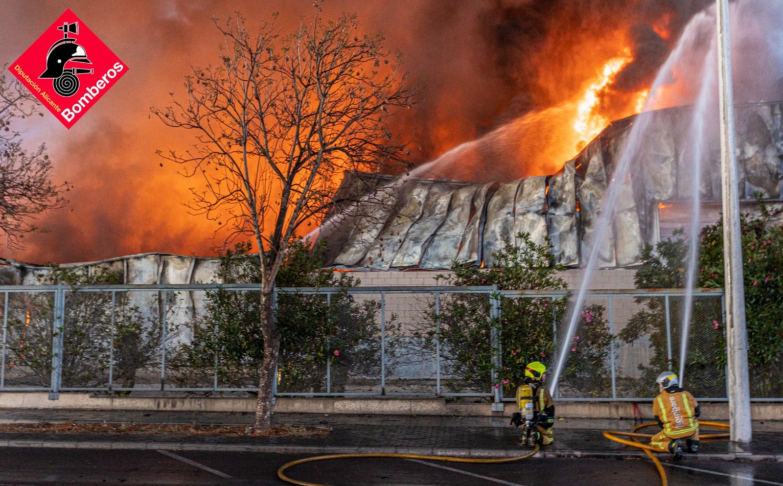 Extinguido el devastador incendio de la nave de Cáster de Torrellano tras dos días de arduo trabajo