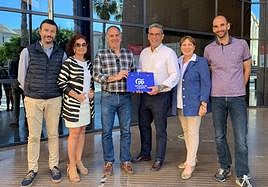 Componentes de la candidatura, a las puertas de la Junta Electoral de Zona, en el registro de la lista.