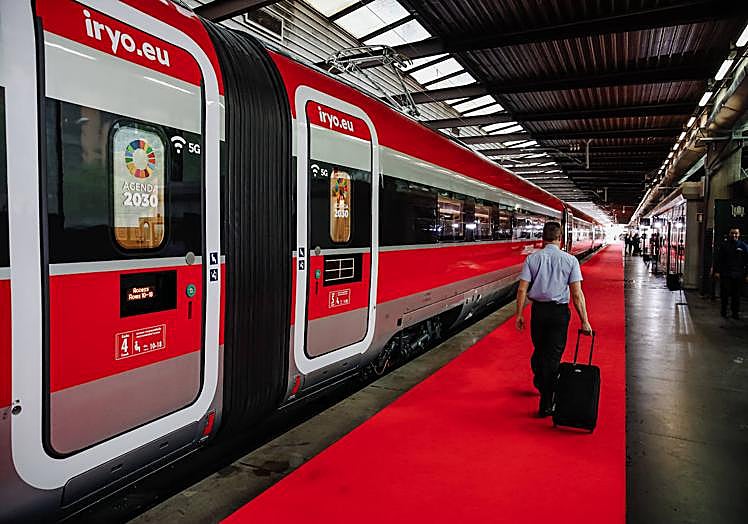 Imagen principal - Coches del tren de Iryo, asientos en el interior de uno de los trenes y la cabina del maquinista