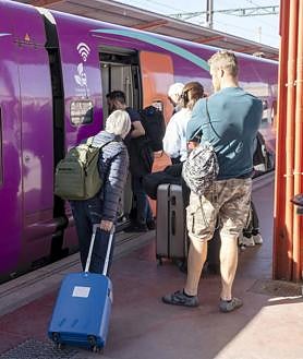 Imagen secundaria 2 - Asientos en el interior del Avlo, el bar del tren y pasajeros subiendo en la estación de Chamartín