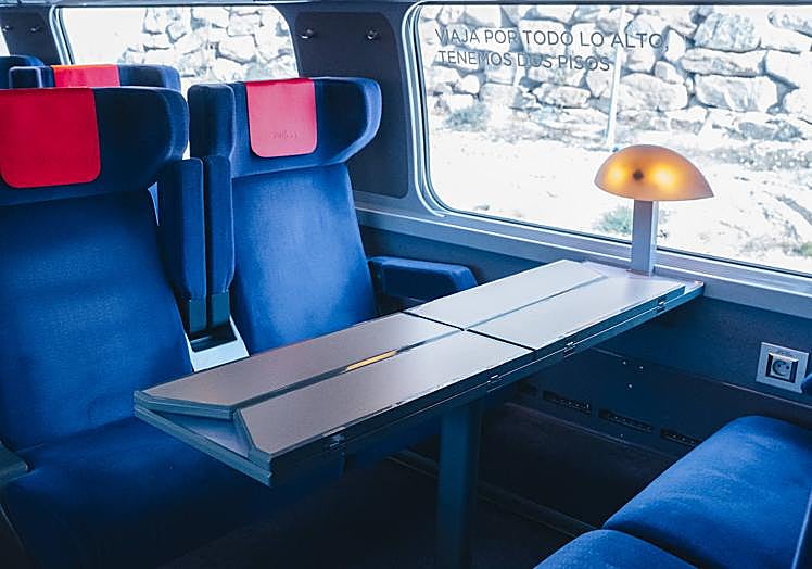 Imagen principal - Asietnos de la planta de arriba, el bar del tren y la pantalla del itinerario del trayecto hacia Madrid