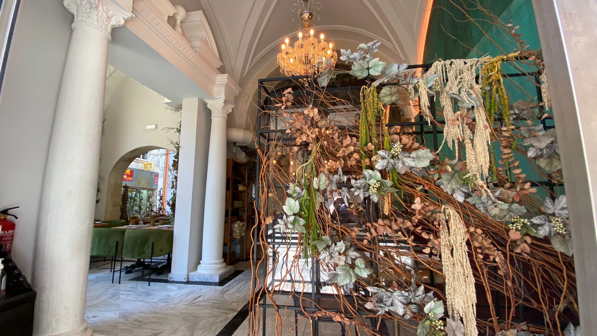 Imagen del interior del restaurante tomada desde la calle.