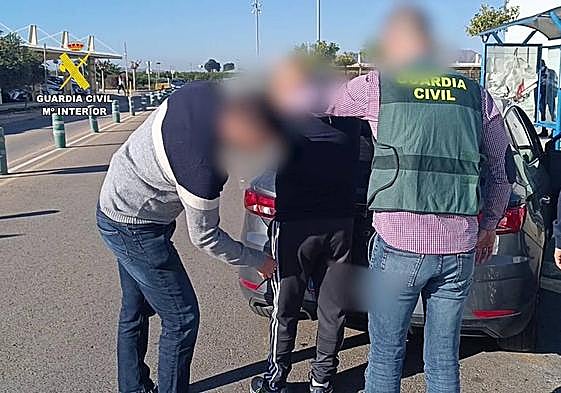 Los agentes registran al sospechoso de los 14 robos en viviendas.