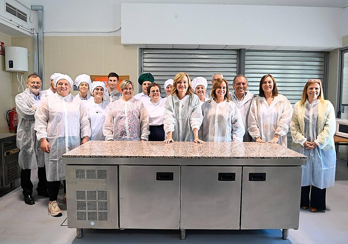 La ministra, Pilar Alegría, con la consellera de Educación y la alcaldesa de Xixona, entre otras, en su visita al IES.