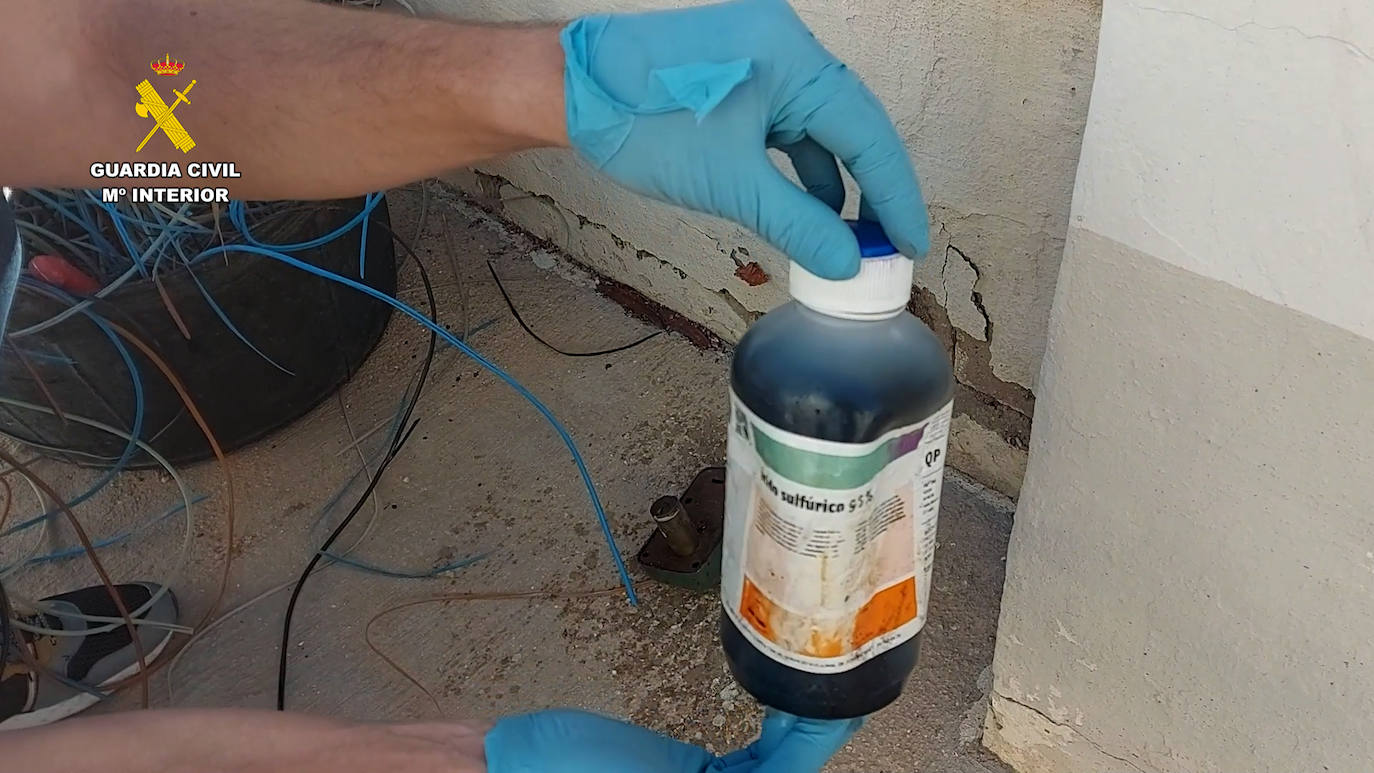 Imagen secundaria 2 - Material decomisado; un agente durante un registro y el líquido corrosivo utilizado en los robos.