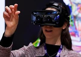Una mujer prueba unas gafas de realidad virtual.