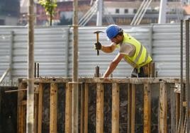 Un trabajador de la construcción realiza un encofrado en unas viviendas sociales.
