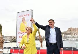 Ana Barceló y Ximo Puig saludan desde el escenario.
