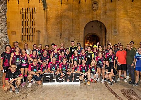 Imagen secundaria 1 - El alcalde de Elche y participantes de la carrera de preparación. 