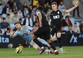 Licha Magallán y Clerc tratan de evitar el avance de Carles Pérez el pasado miércoles