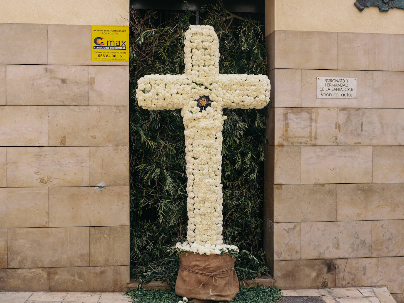 Las calles de Alicante se engalanan con motivo de las Fiestas de las Cruces de Mayo