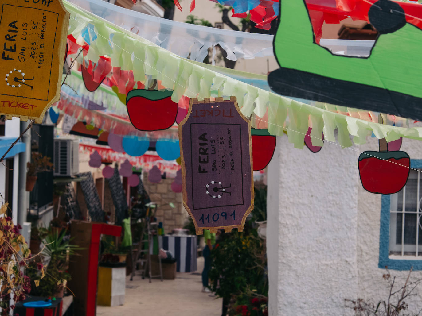 Las calles de Alicante se engalanan con motivo de las Fiestas de las Cruces de Mayo